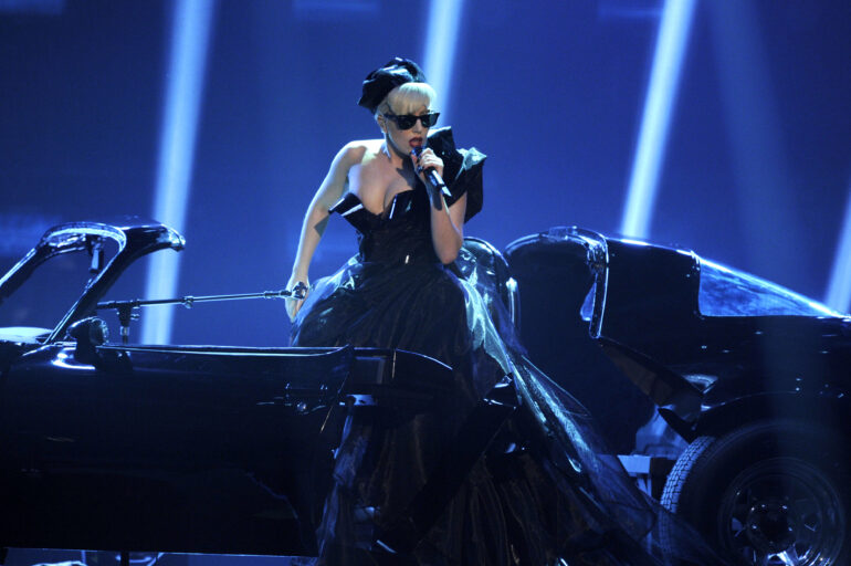 Die Sängerin Lady Gaga während eines Bühnenauftrittes im Rahmen der Bamib Verleihung 2011